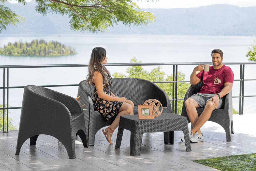 Muebles de plástico en Panamá: ideales para patios y jardines
